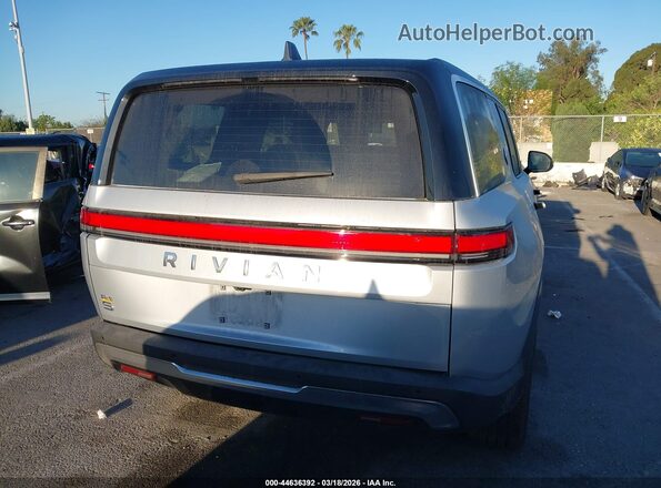 7PDSGABA4RN033589 2024 RIVIAN R1S Серебряный 