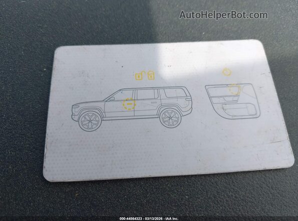 7PDSGABA4RN035584 2024 RIVIAN R1S Green Widok deski rozdzielczej