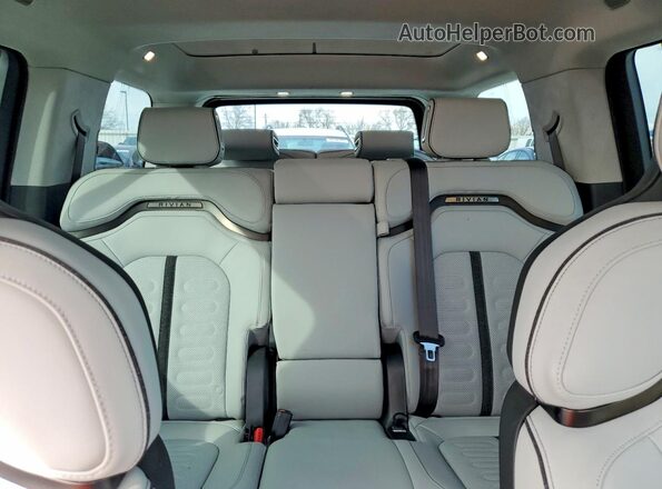 7PDSGBBA2RN030020 2024 RIVIAN R1S Красный Вид задних сидений