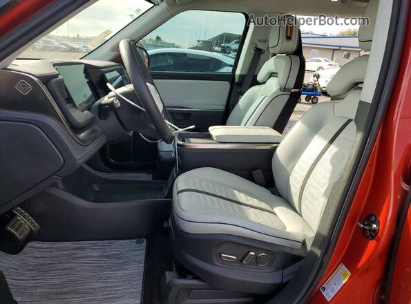 7PDSGBBA2RN030020 2024 RIVIAN R1S Красный Вид салона спереди