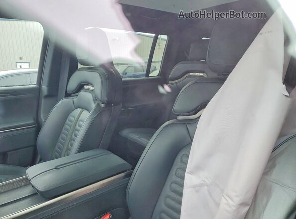 7PDSGBBA4SN073036 2025 RIVIAN R1S Gray Rear seats view