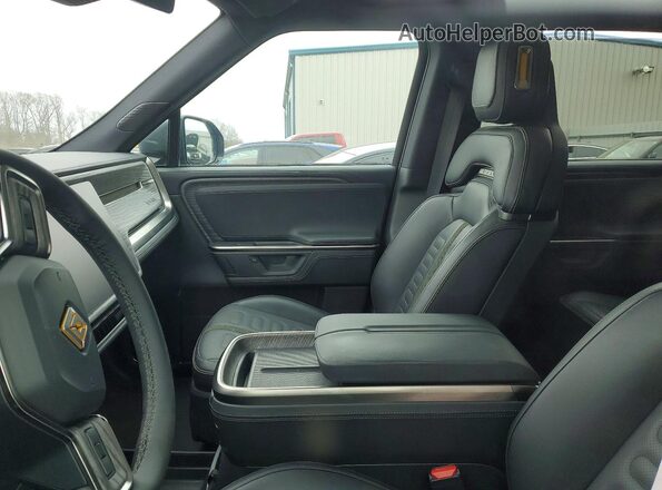 7PDSGBBA4SN073036 2025 RIVIAN R1S Gray Front interior view