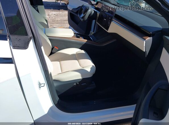 7SAXCAE5XPF402154 2023 TESLA MODEL X Белый Вид салона спереди