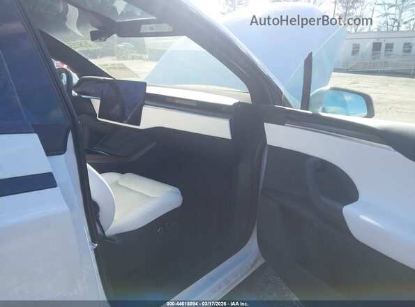 7SAXCBE51PF371625 2023 TESLA MODEL X Белый Вид салона спереди