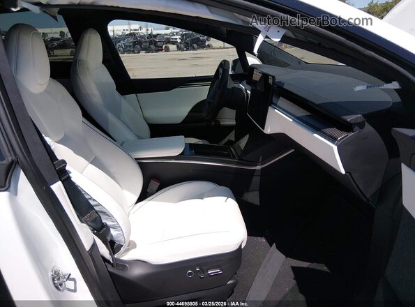7SAXCBE64NF331741 2022 TESLA MODEL X Белый Вид салона спереди