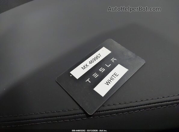 7SAXCBE6XSF469957 2025 TESLA MODEL X Белый Вид панели приборов