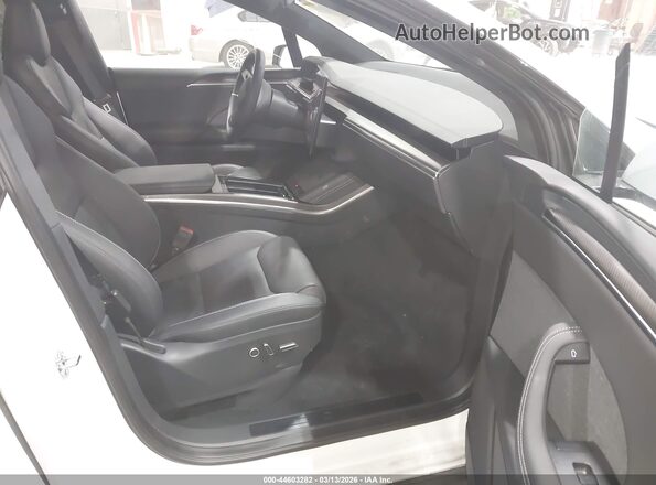 7SAXCBE6XSF469957 2025 TESLA MODEL X Белый Вид салона спереди