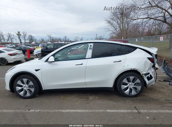 7SAYGAEE3NF544920 2022 TESLA MODEL Y White Вид задньої частини салону