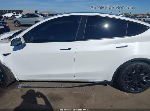7SAYGAEE4NF351577 2022 TESLA MODEL Y White 360 interior view