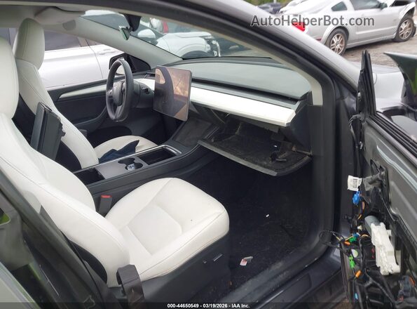 7SAYGAEE6PF948717 2023 TESLA MODEL Y Gray Widok wnętrza z przodu
