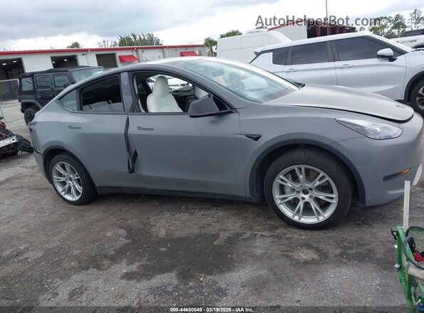 7SAYGAEE6PF948717 2023 TESLA MODEL Y Gray Widok wnętrza z tyłu