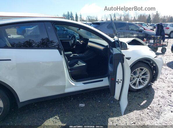 7SAYGAEE8NF518362 2022 TESLA MODEL Y Белый Вид салона спереди