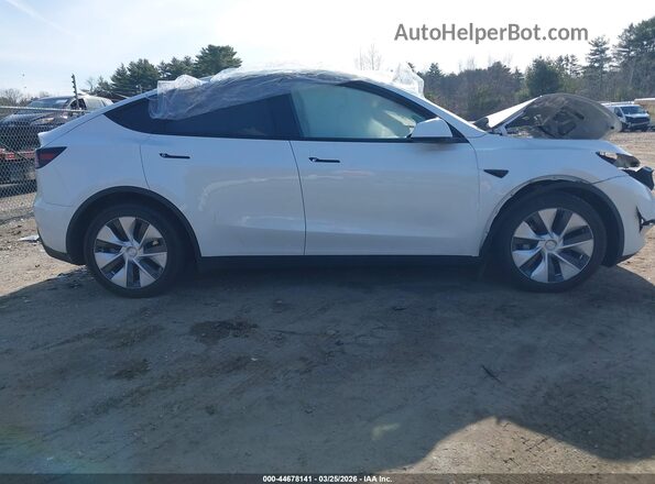 7SAYGAEE8PF589211 2023 TESLA MODEL Y White Widok wnętrza z tyłu