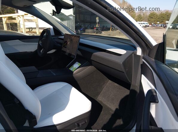 7SAYGDED0TA439836 2026 TESLA MODEL Y White Widok wnętrza z przodu