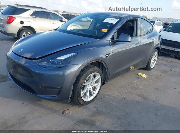 7SAYGDED1PF956099 2023 TESLA MODEL Y Gray Vista tres cuartos delantera izquierda
