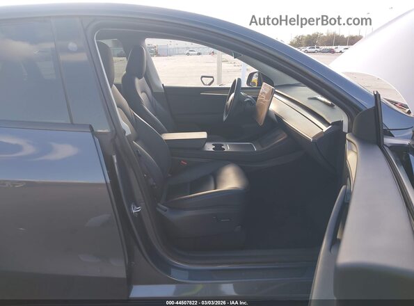 7SAYGDED1PF956099 2023 TESLA MODEL Y Gray Vista interior delantera