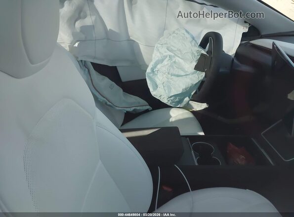 7SAYGDED1TF540354 2026 TESLA MODEL Y White Widok wnętrza z przodu