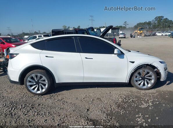 7SAYGDED1TF540354 2026 TESLA MODEL Y White Widok wnętrza z tyłu
