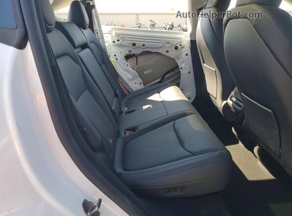 7SAYGDED4TF432097 2026 TESLA MODEL White Vista de los asientos traseros