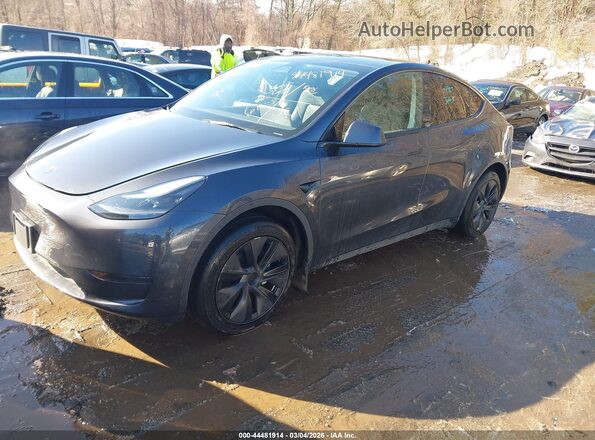 7SAYGDED6SF318987 2025 TESLA MODEL Y Gray წინა მარცხენა ხედი სამი მეოთხედიდან