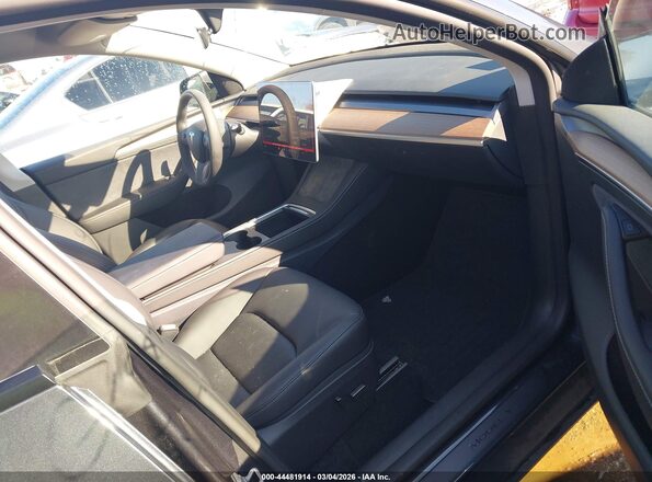 7SAYGDED6SF318987 2025 TESLA MODEL Y Gray წინა სალონის ხედი