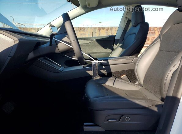 7SAYGDED7TF420641 2026 TESLA MODEL Белый Вид салона спереди