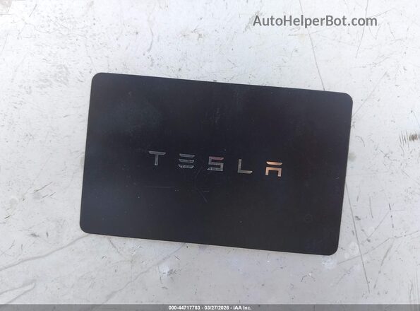 7SAYGDED9TF395256 2026 TESLA MODEL Y White Widok deski rozdzielczej
