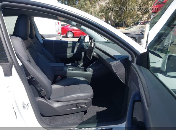 7SAYGDED9TF395256 2026 TESLA MODEL Y White Widok wnętrza z przodu