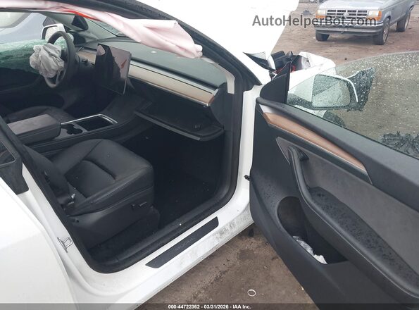 7SAYGDEE2RF152521 2024 TESLA MODEL Y White Вид салону спереду