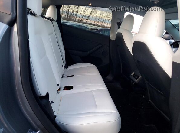 7SAYGDEE2SA361213 2025 TESLA MODEL Silver Vista de los asientos traseros