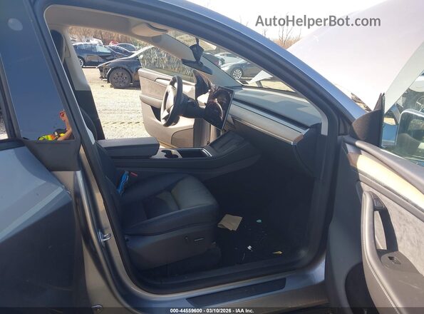 7SAYGDEE5SA364929 2025 TESLA MODEL Y Gray Widok wnętrza z przodu