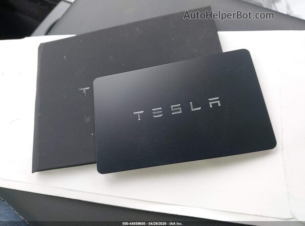 7SAYGDEE5SA364929 2025 TESLA MODEL Y Gray Widok deski rozdzielczej