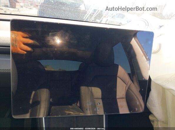 7SAYGDEE5TA461811 2026 TESLA MODEL Y Red Widok tylnych siedzeń