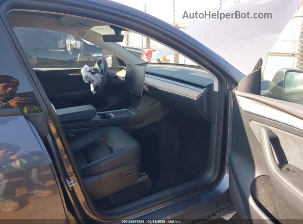 7SAYGDEE8PA085725 2023 TESLA MODEL Y Gray Widok wnętrza z przodu
