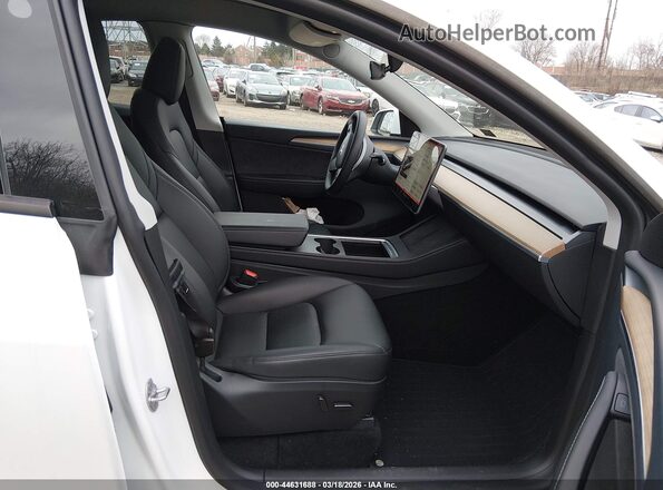 7SAYGDEE9RA249969 2024 TESLA MODEL Y White Vista interior delantera