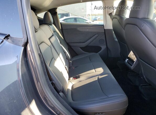 7SAYGDEE9TA410232 2026 TESLA MODEL Gray Vista de los asientos traseros