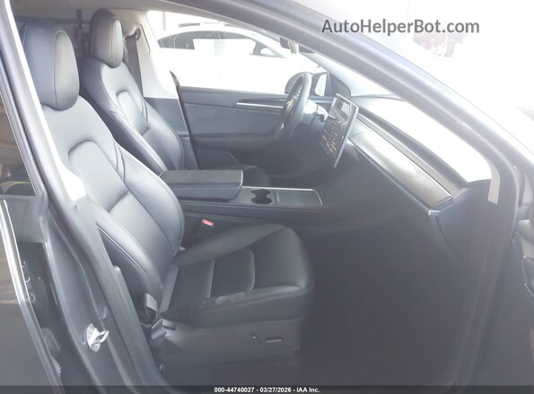 7SAYGDEEXPF637180 2023 TESLA MODEL Y Серый Вид салона спереди