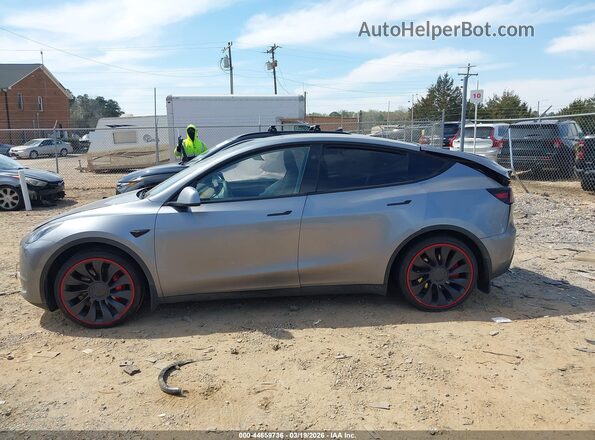 7SAYGDEF3RA294513 2024 TESLA MODEL Y Silver Սալոնի հետևի տեսք