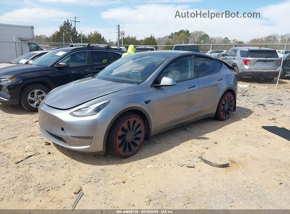 7SAYGDEF3RA294513 2024 TESLA MODEL Y Silver Առջևի ձախ երեք քառորդ տեսարան