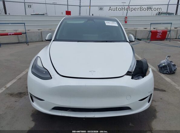 7SAYGDEF4PF621341 2023 TESLA MODEL Y White Widok wnętrza z tyłu