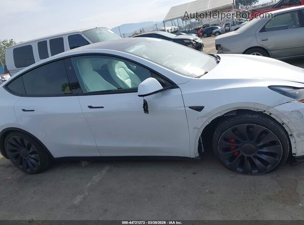 7SAYGDEF9RF061075 2024 TESLA MODEL Y White Widok wnętrza z tyłu