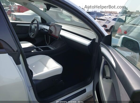 7SAYGDEF9RF061075 2024 TESLA MODEL Y White Widok wnętrza z przodu