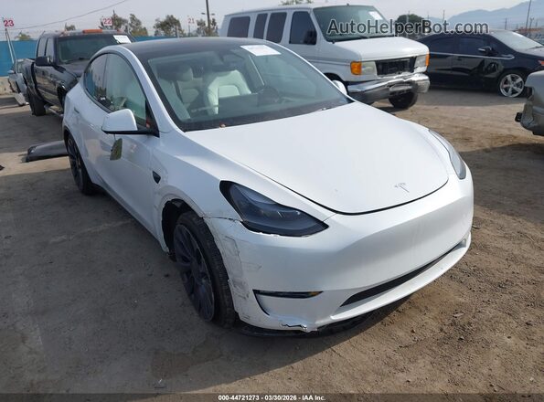 7SAYGDEF9RF061075 2024 TESLA MODEL Y White Przód prawy