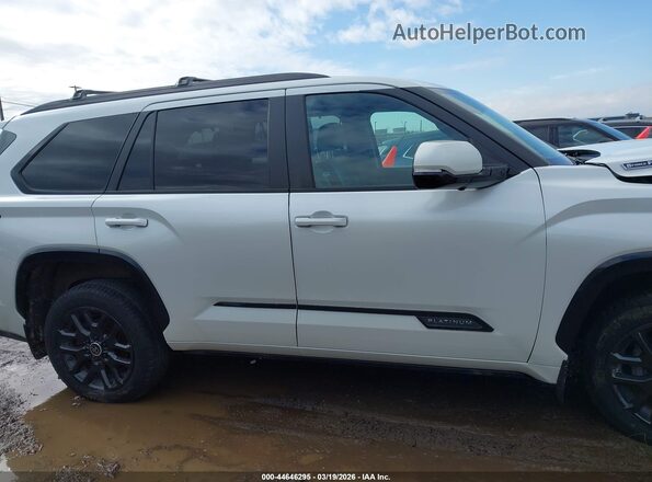 7SVAAABA0RX029425 2024 TOYOTA SEQUOIA White Widok wnętrza z tyłu