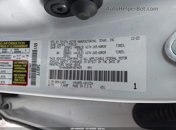 7SVAAABA0RX029425 2024 TOYOTA SEQUOIA White Widok komory silnika