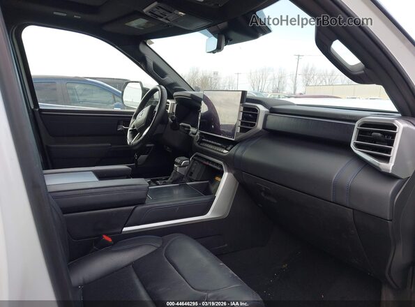 7SVAAABA0RX029425 2024 TOYOTA SEQUOIA White Widok wnętrza z przodu
