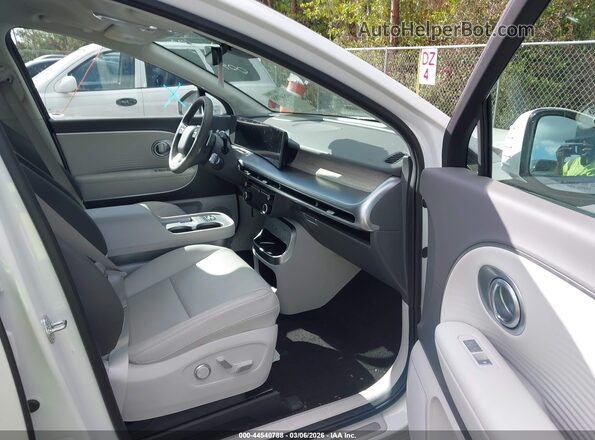 7YAMUFS33TY005353 2026 HYUNDAI IONIQ 9 White Front interior view