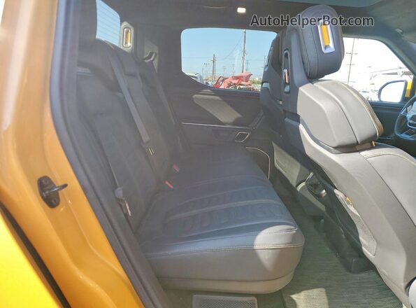 7FCTGAAA2PN019677 2023 RIVIAN RIT Желтый Вид задней части салона