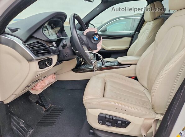 5UXKT0C38H0V97270 2017 BMW X5 Белый Вид панели приборов