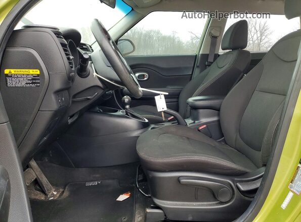 KNDJN2A26J7903358 2018 KIA SOUL Зеленый Вид салона спереди